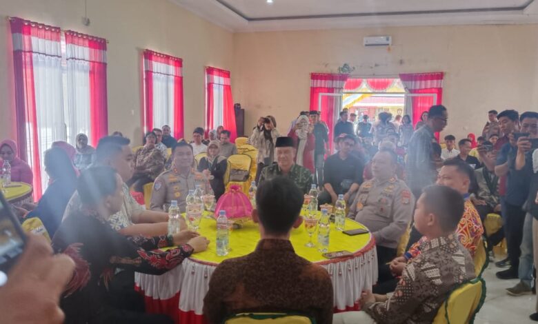 Foto Sekda Dadang Hanggi, SH, MH di apit oleh Kapolres Baru dan Lama